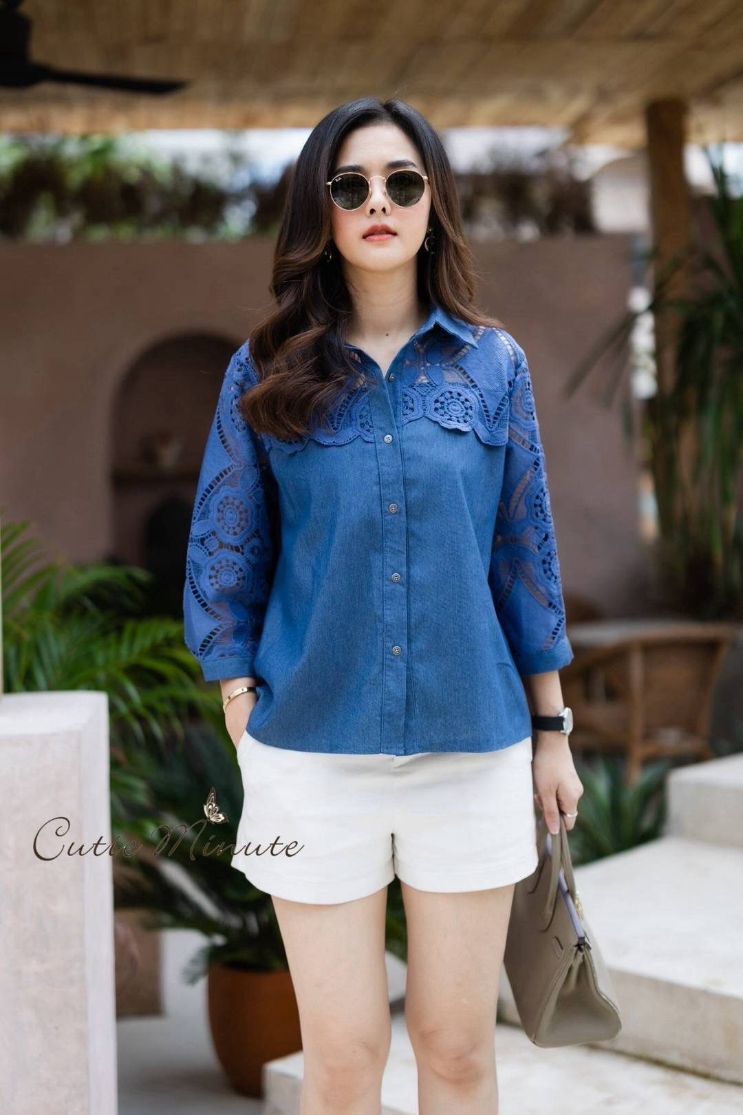 เสื้อยีนส์ แต่งด้วยผ้าลูกไม้หน้าหลังเเละช่วงเเขน เสื้อทรงเชิ้ต ใส่สบาย : สินค้าคุณภาพ (พร้อมส่ง)