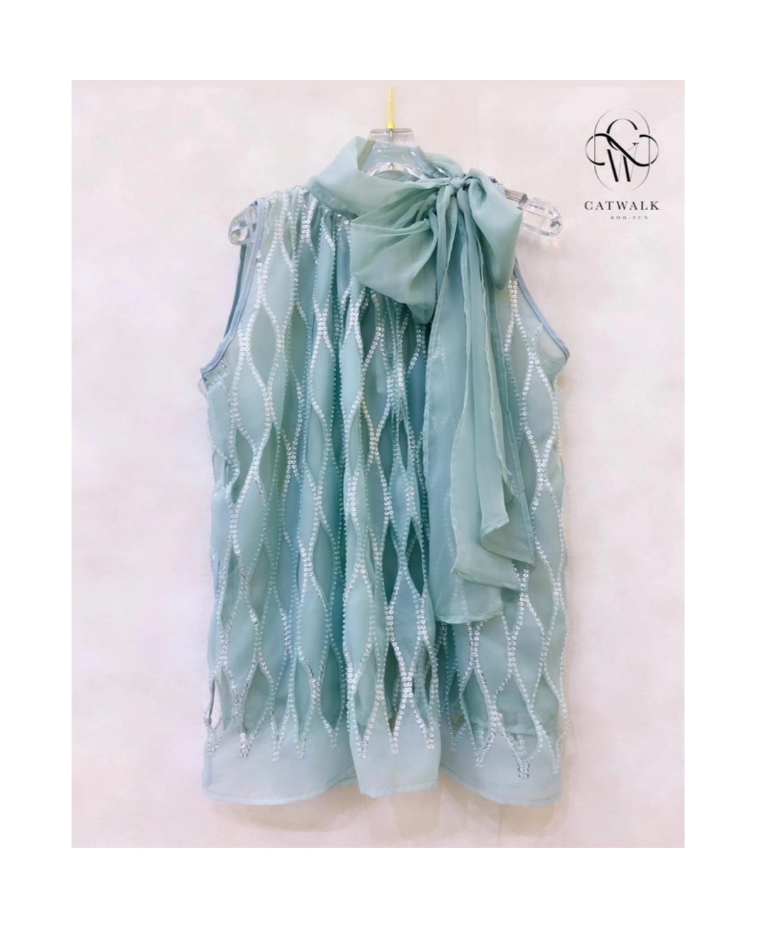 เสื้อชีฟองฉลุปักเลื่อม เนื้อผ้าชีฟองเกรดเอ ฉลุปักแต่งด้วยเลื่อมคริสตรัลดูหรูมาก ช่วงคอผูกเป็นโบว์น่ารักสุดๆ ด้านในใช้ผ้าซับใน ใส่สบาย : สินค้าคุณภาพ (พร้อมส่ง)