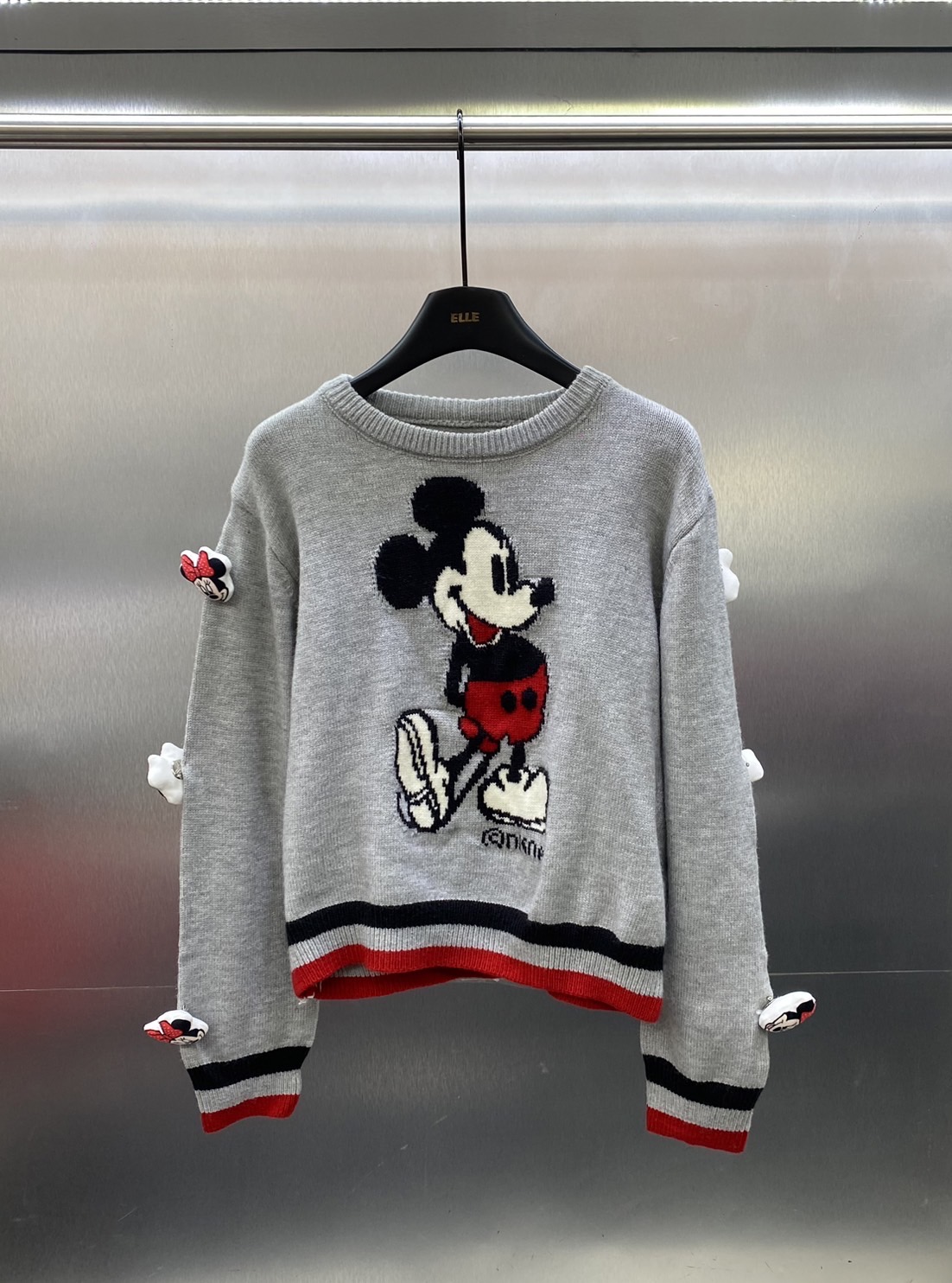 เสื้อสเวตเตอร์ผ้านิต ทอลายมิกกี้ แต่งเข็มกลัดมินนีีตามแขน ใส่สบาย : สินค้าคุณภาพ (พร้อมส่ง)