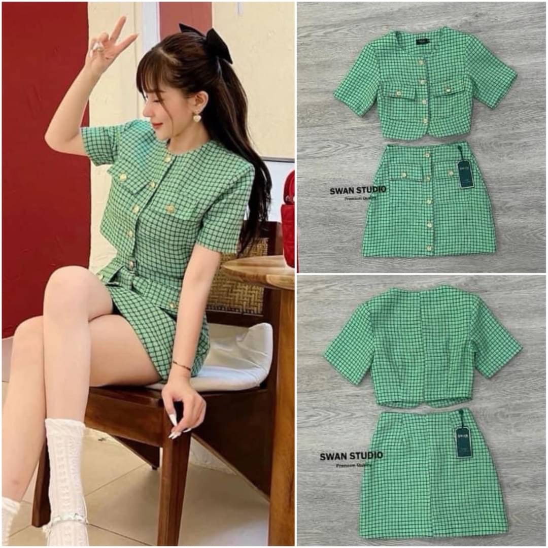 Set สีเขียวลายตาราง สีสวยมาก เสื้อเป็นทรงแขนสั้น มีกระดุมด้านหน้า กระเป๋าใช้งานได้จริง มาคู่กับกระโปรงสั้น ทรงสวย ซับในเป็นกางเกง สินค้าคุณภาพ (พร้อมส่ง)