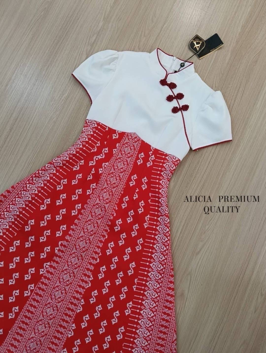 เดรสยาวจีนแบบดั้งเดิม แขนสั้นคอจีน ช่วง บนสีขาวแต่งเฉียงติดกระดุมจีนสีแดง ครึ่งตัวล่าง แต่งด้วยลายผ้าถุงประยุกต์ ใส่สบาย : สินค้าคุณภาพ (พร้อมส่ง)