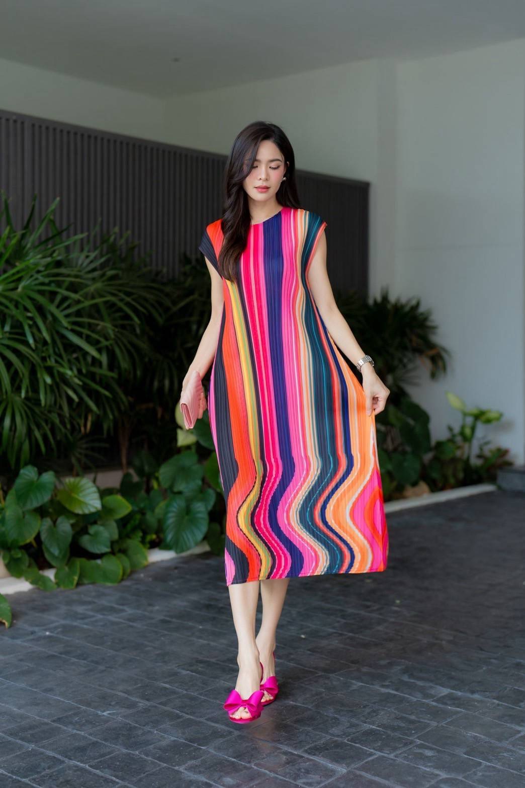 เดรสพลีทคอกลม ทรงไหล่ล้ำ แพทเทิร์นดีมว้ากกก 🌀🌀 พิมพ์ลายทางลง ให้ดูสูงเพรียว ทรงสวยเกร๋ ใส่สบาย : สินค้าคุณภาพ (พร้อมส่ง)