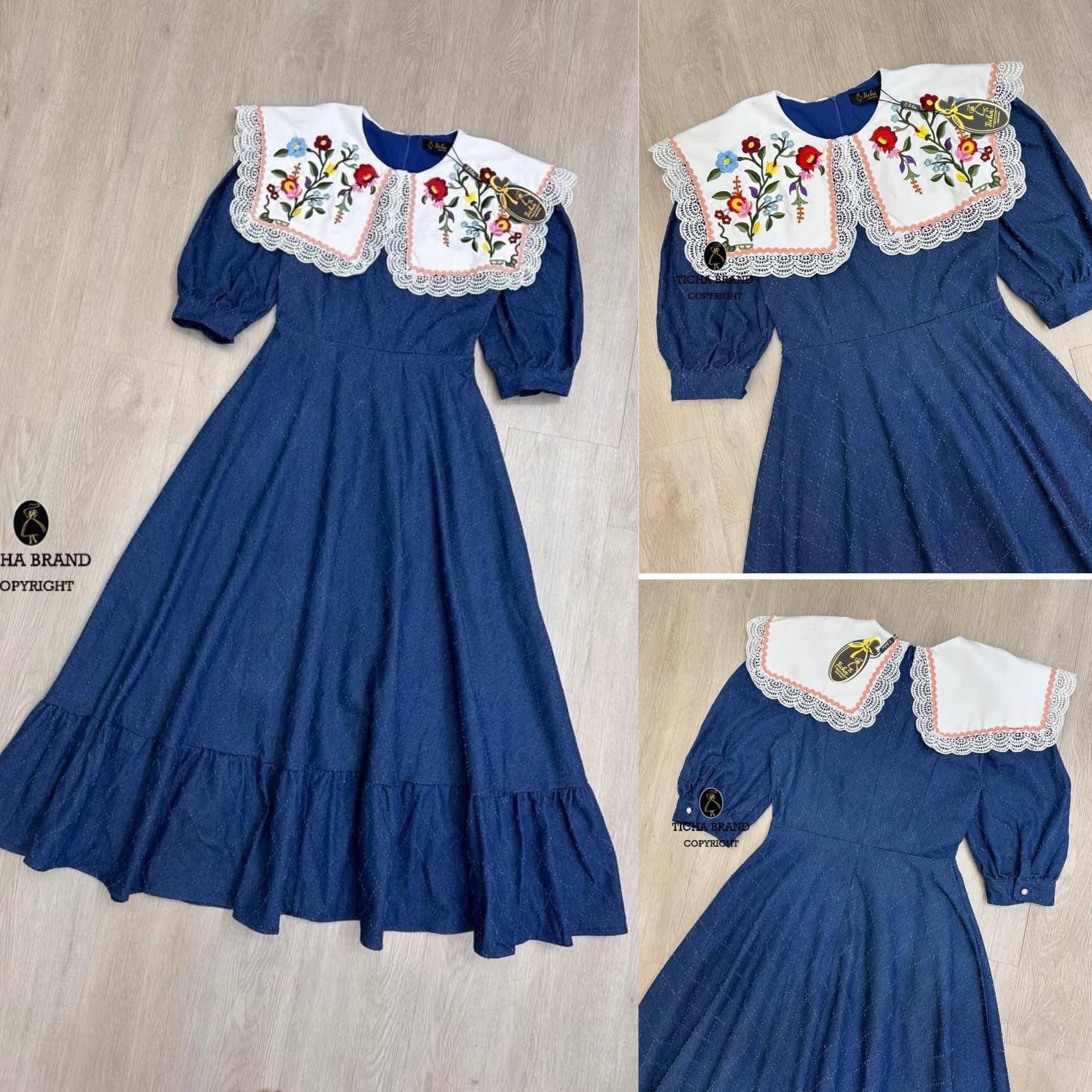 : Maxi Dress ยีนส์ตารางแขนตุ๊กตาคอบัวแต่งระบายลูกไม้และปักดอกฉ่ำมากๆ ช่วงชายกระโปรงทรงบานๆอลังการมาก งานซิปหลัง ใส่สบาย สินค้าคุณภาพ (พร้อมส่ง)