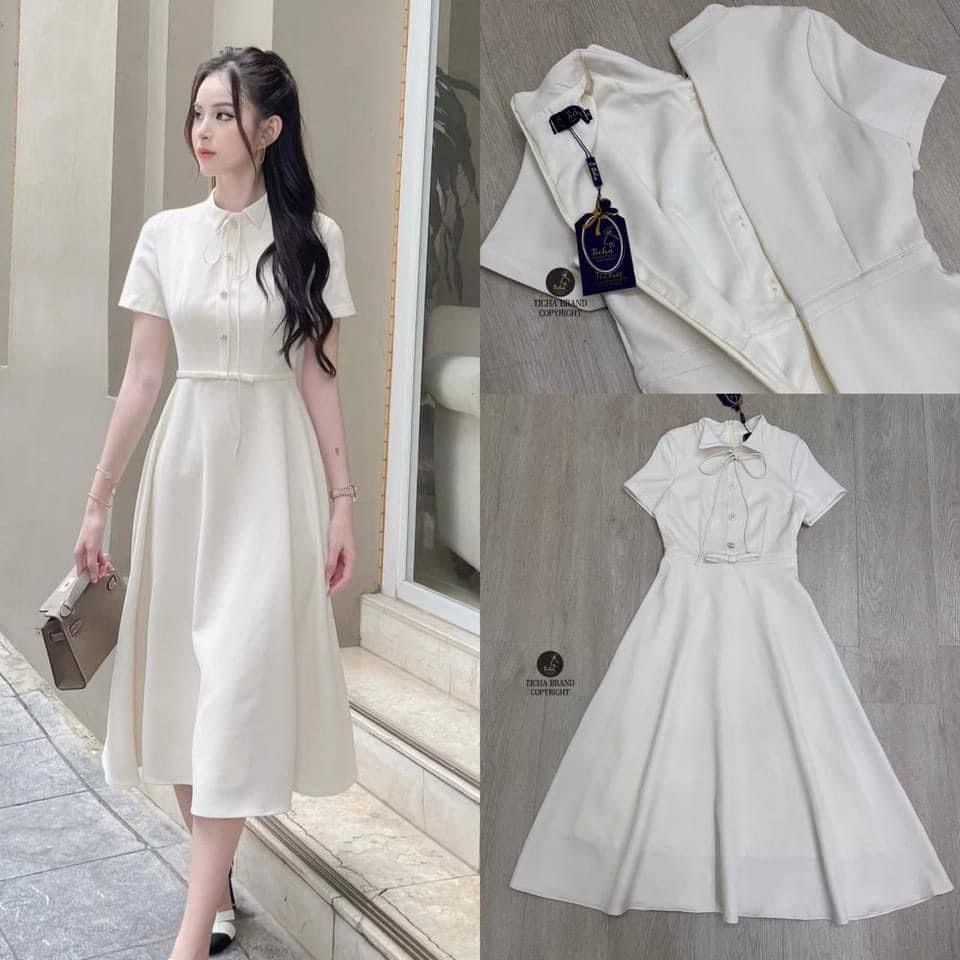 เดรสแขนสั้นคอจีนดีเทลแต่ง ปกเล็กด้านหน้าดีไซน์เก๋ อกเย็บติดดอกไม้เพรช เด่นสวยเพิ่มมิติให้กับชุดและมีริบบิ้นผูกโบว์คอ ดีเทลสวยมาก แพทเทิร์นเป๊ะมาก มีซิปหลัง สินค้าคุณภาพ (พร้อมส่ง)