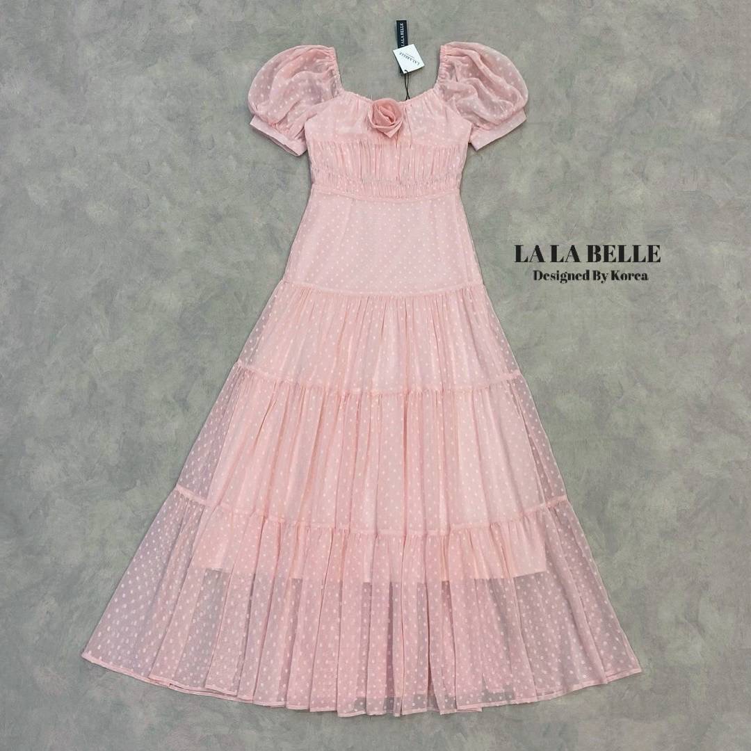 แม็กซี่เดรสตัวโปรด ทรงคอเหลี่ยมแขนตุ๊กตาแต่งดอกกุหลาบช่วงอกเย็บจับจีบช่วงตัวชุดเอวเข้ารูปเข้าทรงกระโปรงยาวเย็บจีบแน่นๆ3ชั้นมีซับในยาวตัวชุด ใส่สบาย : สินค้าคุณภาพ (พร้อมส่ง)