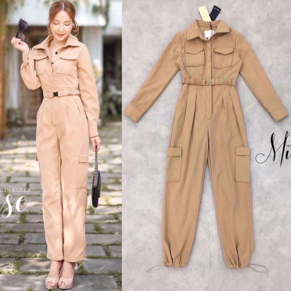 จั้มสูทขายาวสีน้ำตาล มาในลุคชิคๆเก๋ไม่ซ้ำใคร ตัวชุดเป็นคอปกเชิ๊ต แต่งกระเป๋าคู่ด้านหน้า มาพร้อมเข็มขัดสีเดียวกับตัวชุด ใส่สบาย : สินค้าคุณภาพ (พร้อมส่ง)