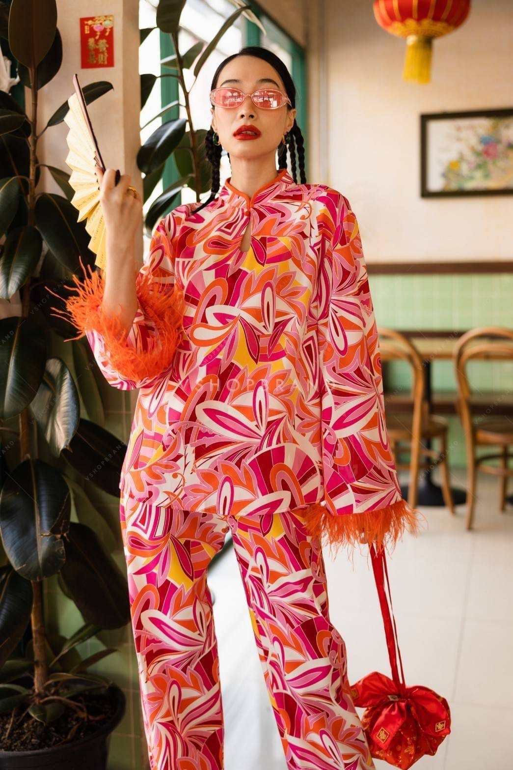 ชุดกี่เพ้าเสื้อคอจีน แขนขนนกและแมทกับกางเกงขายาว ใช้ลายกราฟฟิกในการผลิตชุด ใส่สบาย : สินค้าคุณภาพ (พร้อมส่ง)