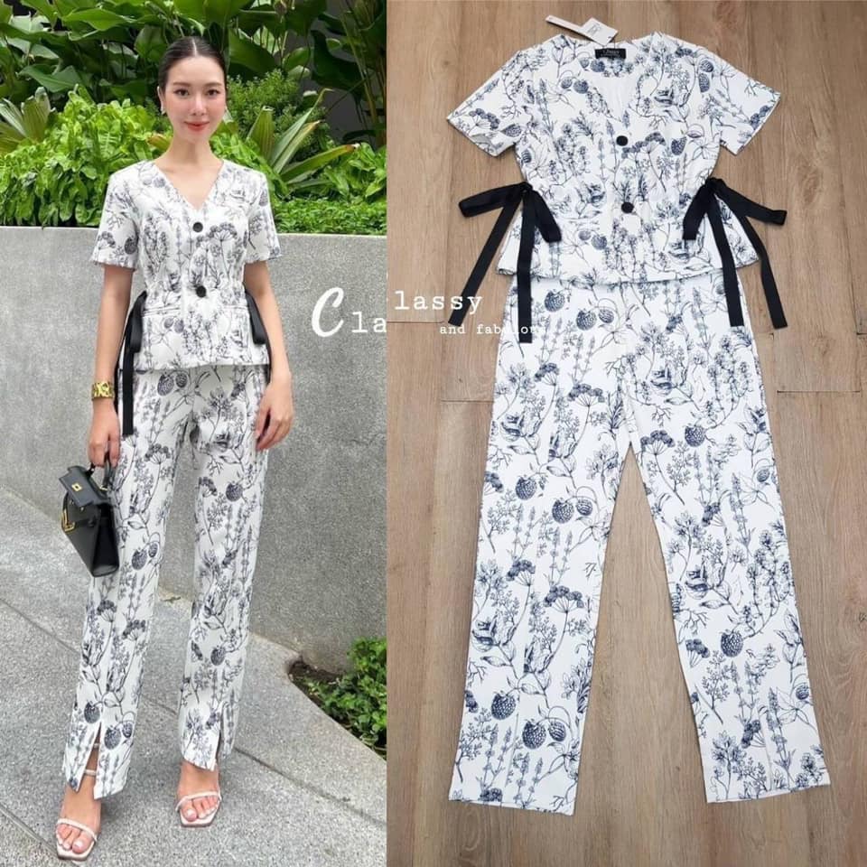 Set เสื้อ+กางเกงขายาว เสื้อคอวีกระดุมหน้า เชือกผูกรูดโบว์ข้างช่วงเอวทั้ง 2 ข้าง แต่งกระเป๋าหลอกด้านหน้าทั้ง 2 ข้าง มีซับในทั้งตัว คู่กับกางเกงผ้าลายเดียวกัน ใส่สบาย : สินค้าคุณภาพ (พร้อมส่ง)