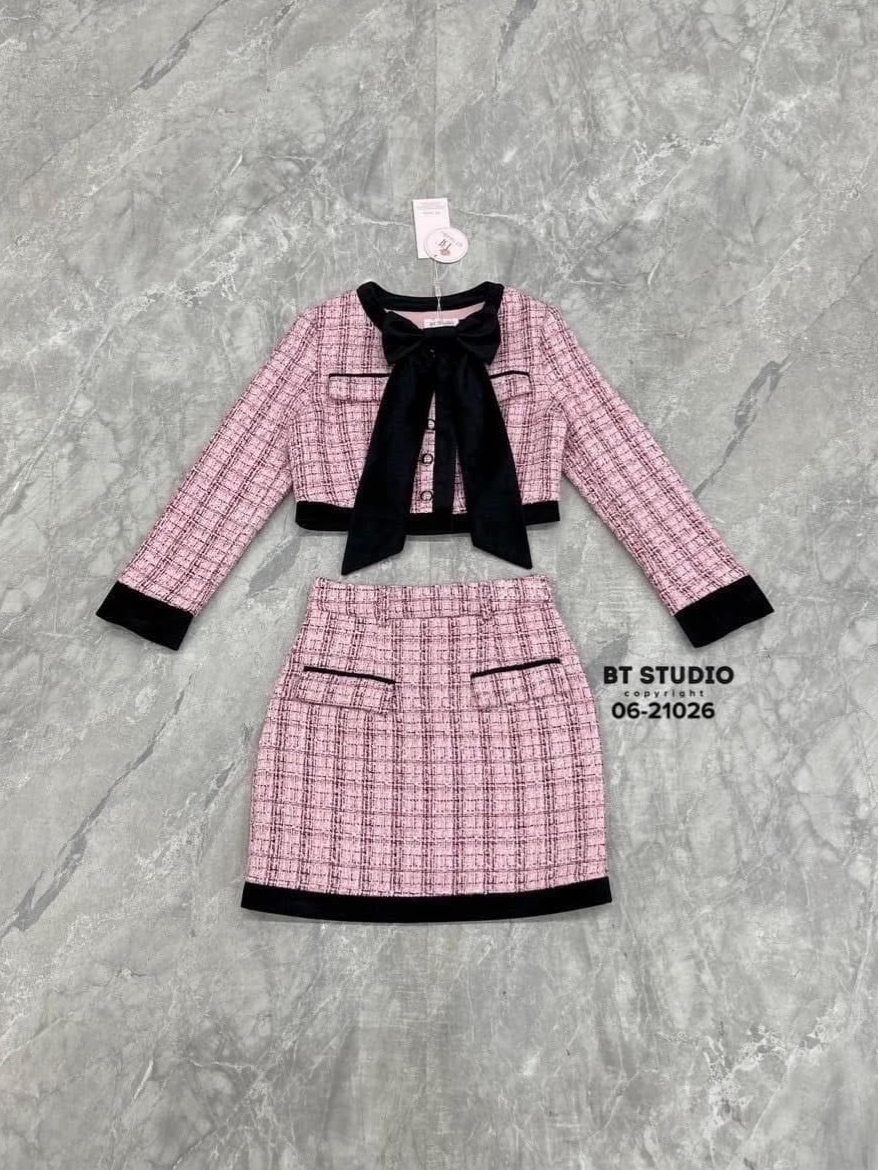 เซท 3 ชิ้น เสื้อเนื้อผ้าทวิสต์แขนยาว ผ้าลายทวิสต์ติดกระดุมหน้าแต่งกระเป๋าหลอก คอกลมปลายชายเสื้อและปลายแขนแต่งแทบกุ้น สีตัดกัน มาพร้อมริบบิ้นโบติดตรงกลาง มาพร้อม กระโปรงสั้น ใส่สบาย : สินค้าคุณภาพ (พร้อมส่ง)