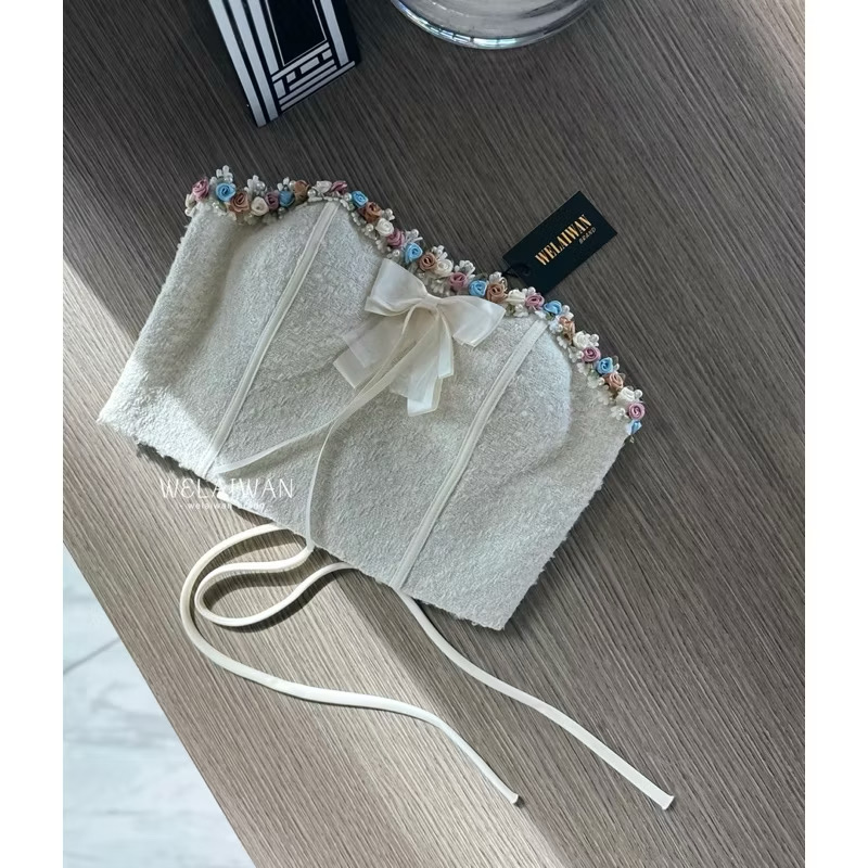 ชุดเซทเสื้อเกะอก ตัวเสื้อเป็นผ้าทวิตสีครีมเนื้อนุ่ม ปักด้วยดอกไม้สลับมุกน่ารักแพงสุด มีเข็มกลัดโบว์ ซิปด้านข้าง มีซับใน ใส่สบาย : สินค้าคุณภาพ (พร้อมส่ง)