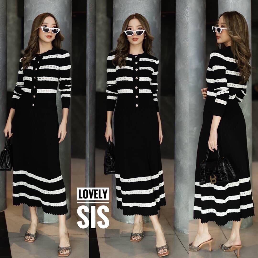 ชุด Set 2 ชิ้น เสื้อแขนยาวแต่งกระดุม ผ่าหน้า มาพร้อมกระโปรงขอบยางยืด เส้นใหญ่. สินค้าคุณภาพ (พร้อมส่ง)