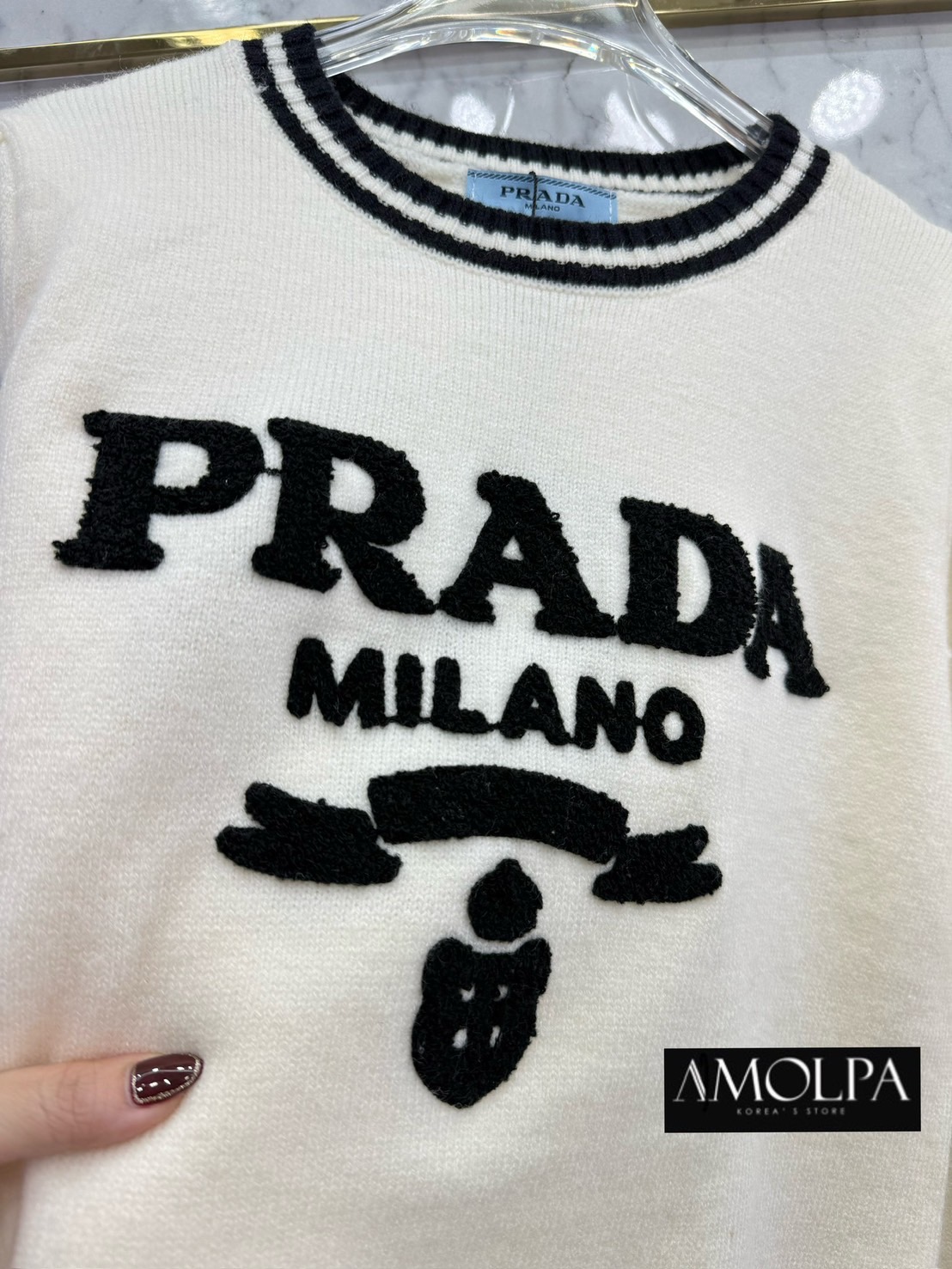 SWEATER PRADA KNIT งาน Hiend ตัวเสื้อเป็นงานไหมพรมระดับหนานุ่มแน่นๆ เนื้องานละเอียดมาก เนื้องานตามช๊อป ชน ช๊อปเลยนะคะ ใส่สบาย : สินค้าคุณภาพ (พร้อมส่ง)