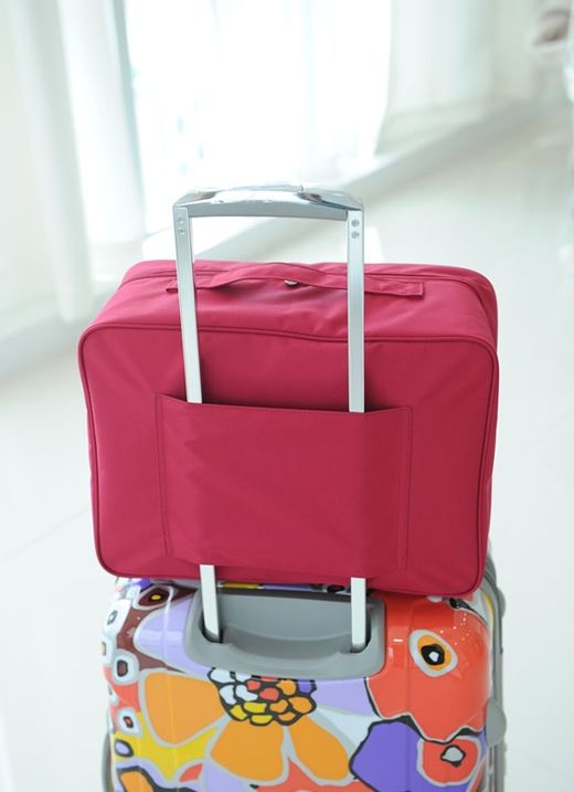 กระเป๋าจัดระเบียบเดินทาง, กระเป๋าจัดระเบียบเสื้อผ้า เสียบที่จับของกระเป๋าเดินทางได้ มีช่องใส่สองชั้นกั้นด้วยช่องตาข่าย ผลิตจากโพลีเอสเตอร์กันน้ำ