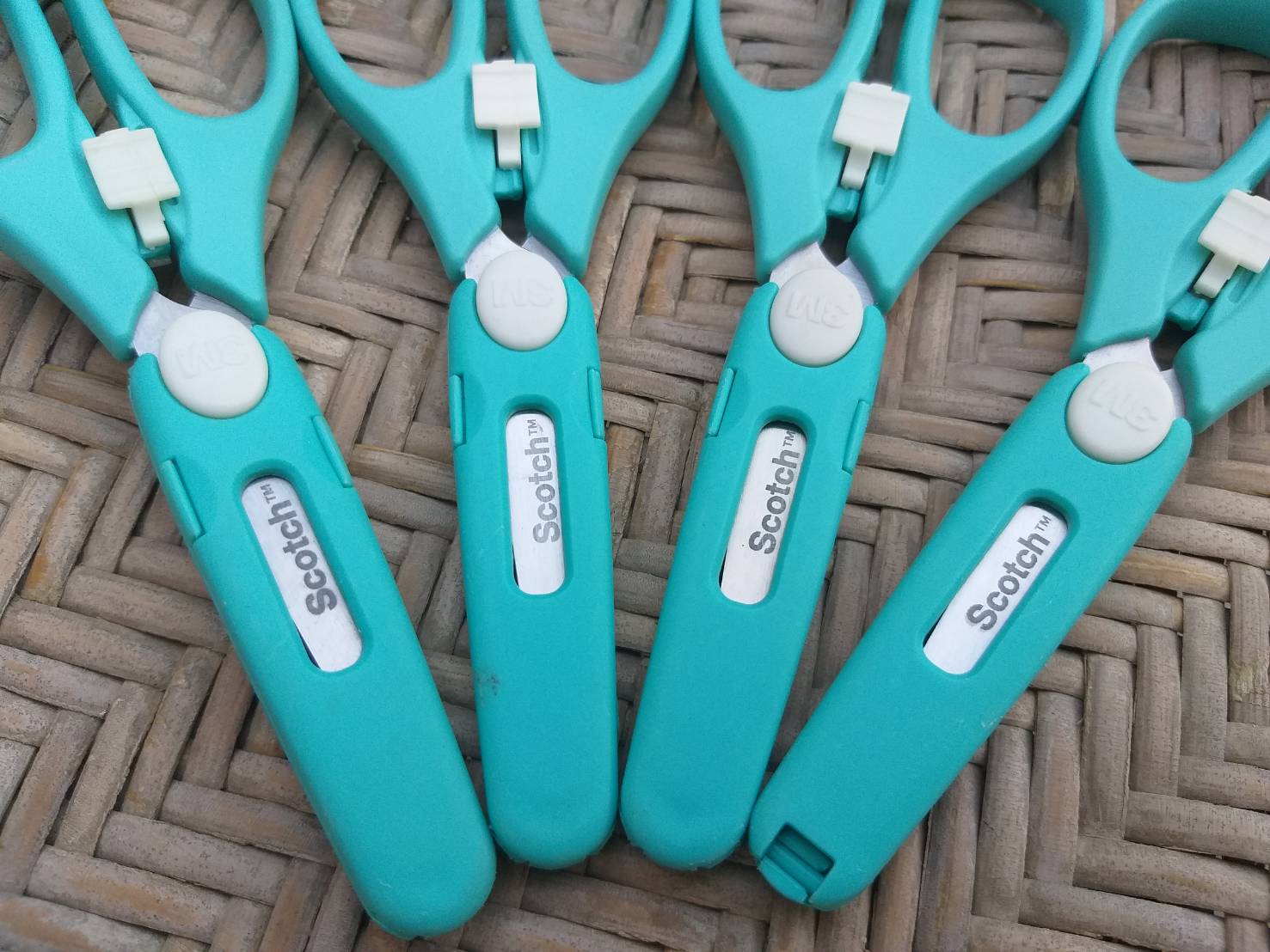 กรรไกร 3M SCOTCH มีฝาปิด ล็อคได้