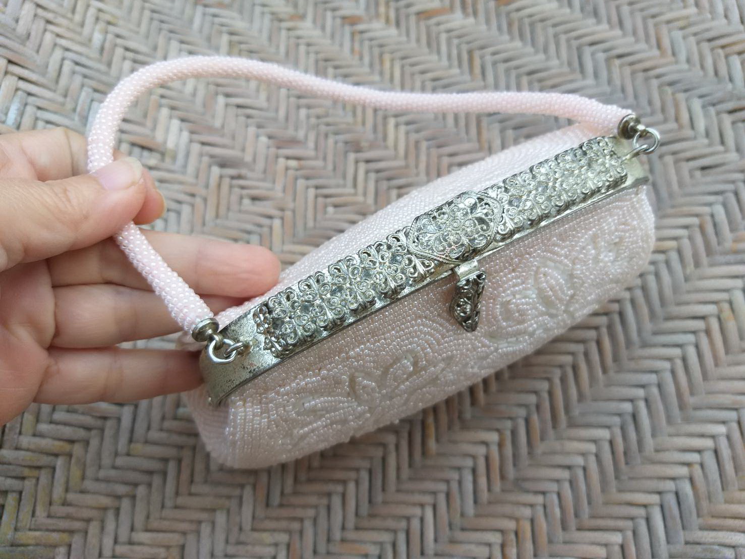 กระเป๋าออกงาน ปักลูกปัดสีชมพูทั้งใบ หวานมากกกก