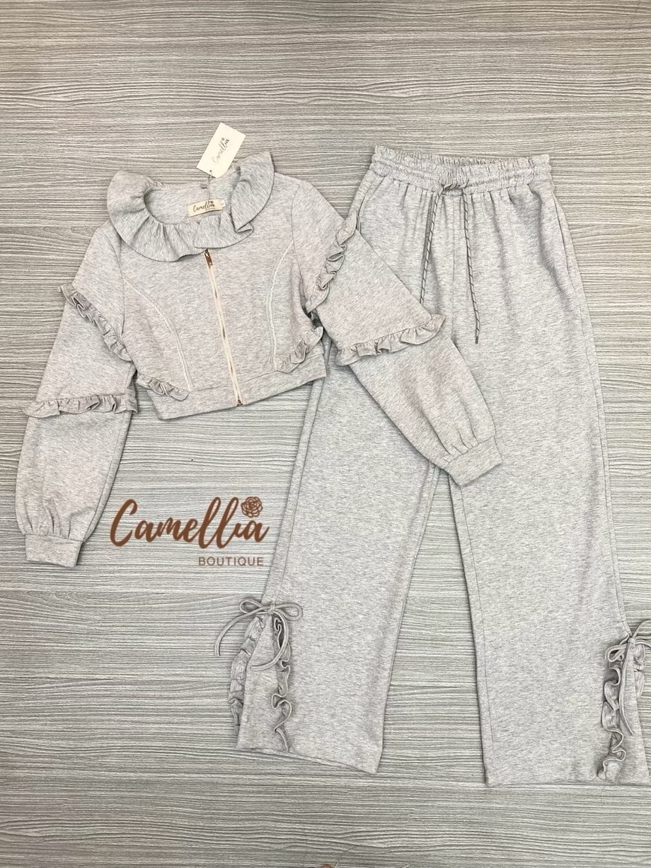 ชุดวอมผ้ายืดเนื้อนิ่ม เสื้อคอระบายๆ แขนยา ว แต่งระบาย มาพร้อมกางเกงขายาวปลายขา ผูกโบ ใส่สบาย : สินค้าคุณภาพ (พร้อมส่ง)