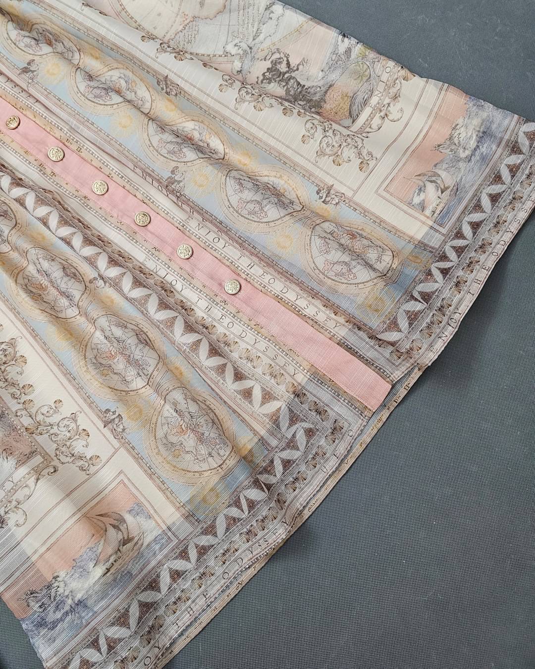 เซ็ตเสื้อเชิ้ตคร็อปเอว คอปกแขนยาวปลายแขนพอง จับคู่กับกระโปรงยาวผ่าหน้า แต่งลูแไม่ สินค้าคุณภาพ (พร้อมส่ง)