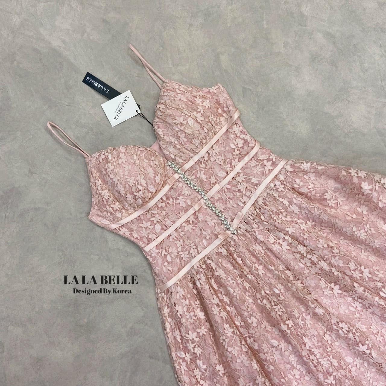 แมกซี่เดรสลูกไม้รุ่นฮอตลายดอกไม้เล็กๆทรงสายเดี่ยวอกหัวใจให้ ช่วงอกเสริมฟองน้ำจับจีบแต่งริบบิ้นโบว์พร้อมสายเพชรด้านหน้าชุดเข้ารูปเข้าทรงกระโปรงยาวจับจีบแน่นๆมีซับในถึงปลายชุด ใส่สบาย : สินค้าคุณภาพ (พร้อมส่ง)