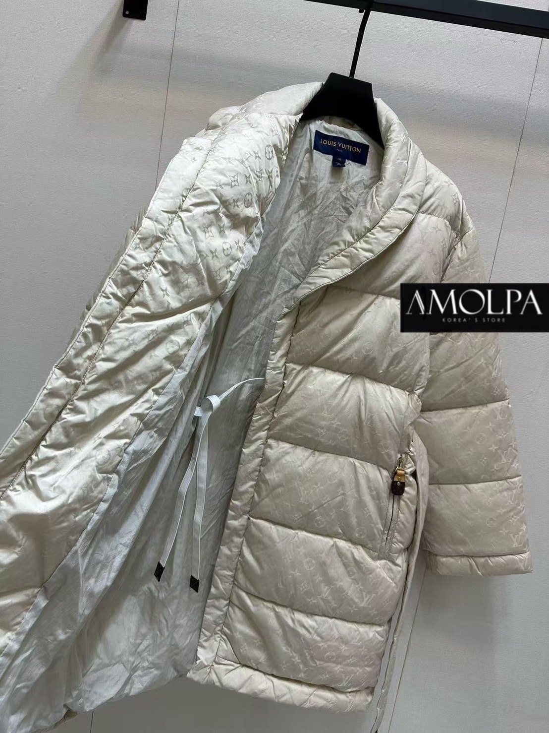 LONG JACKET BOMBER LV งาน hiend ใหม่ล่าสุด งาน 1:1 จริงๆ ตามช๊อปปปป งานสวยยยเป๊ะม๊าก ไม่ผิดหวังแน่นอน งานพรีเมียมมม!! 📍ใส่ได้ทั้ง ช ญ น๊า ใส่สบาย : สินค้าคุณภาพ (พร้อมส่ง)