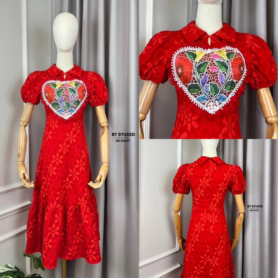 เดรสยาวแต่งแขนสั้นพองๆ คอปกตรงกลางปักลายดอกไม้ งานผ้าลายดอกไม้ในตัวปั้มนูน งานสวยเนื้อผ้าดี มีซับในซิปหลังค่ะ ใส่สบาย : สินค้าคุณภาพ (พร้อมส่ง)