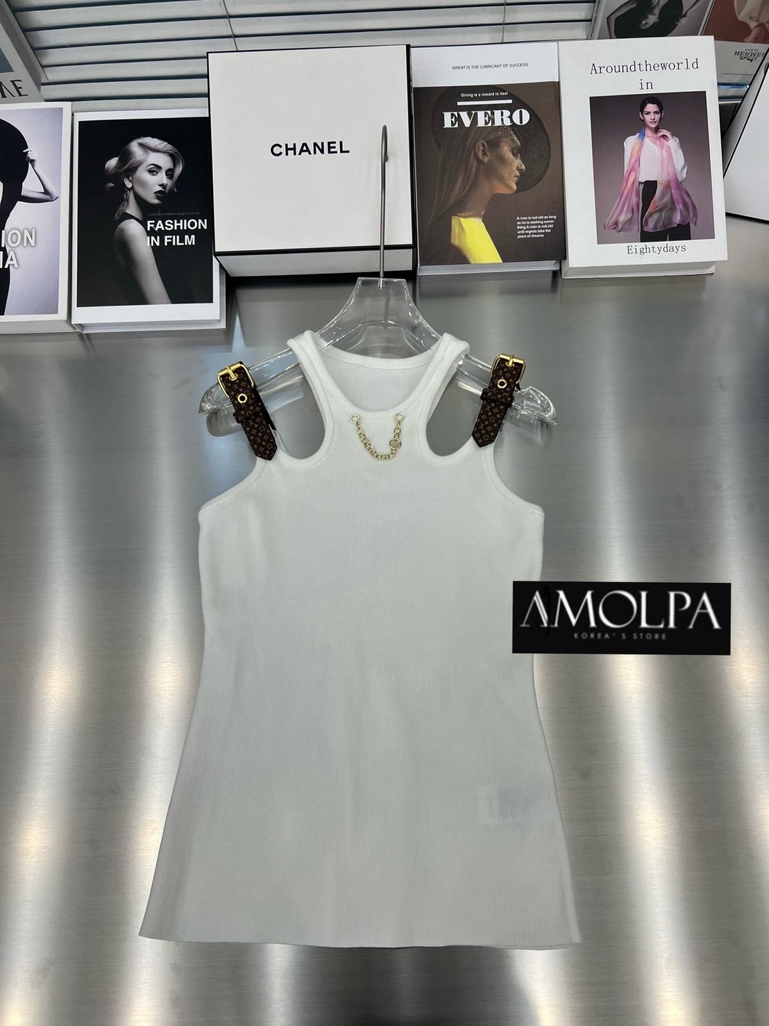 เสื้อกล้าม LV บ่าหนังMONOGRAMS แต่งอะไหล่สร้อยช่วงคอ เนื้อผ้าร่องผ้าอย่างดี ชนช๊อป งานสวย ใส่สบาย : สินค้าคุณภาพ (พร้อมส่ง)