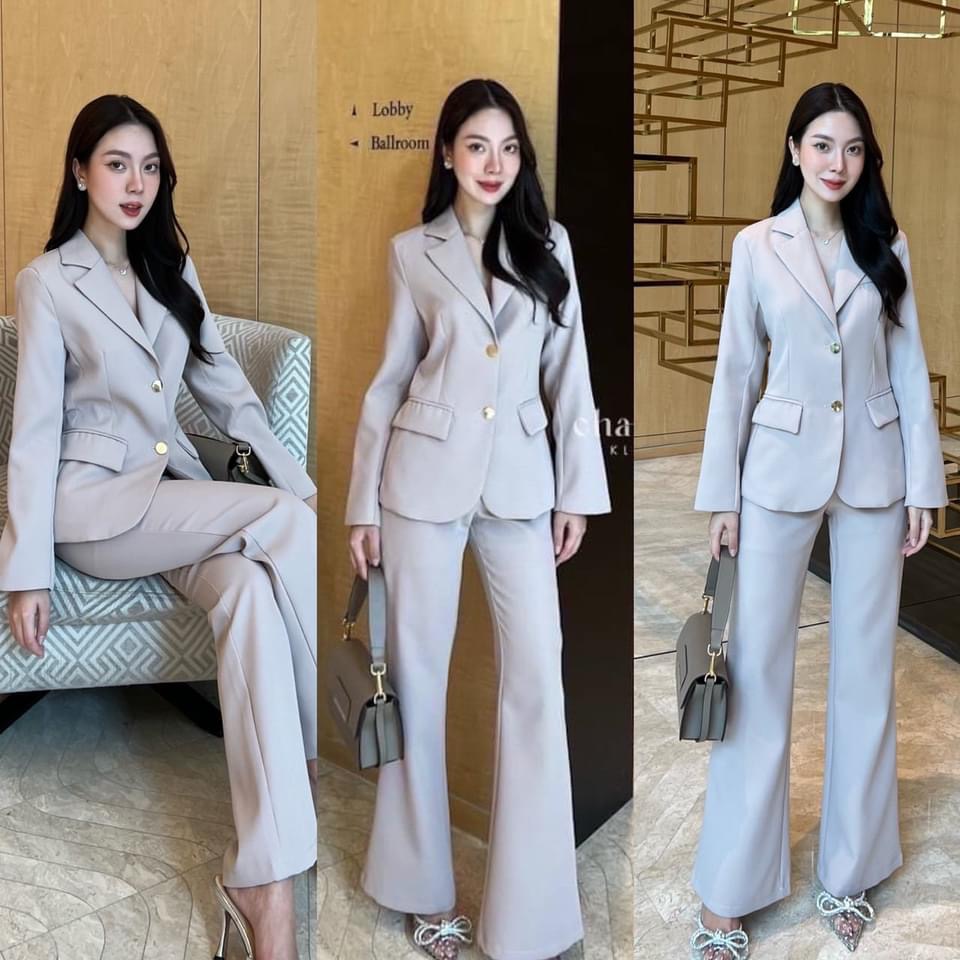 set suit เสื้อ+กางเกง ตัวเสื้อแต่ฃกระดุมทอง 2 เม็ดติดได้จริง กระเป๋าจริง มีซับในทั้งตัวค่ ะ ปลายแขนเสื้อแต่งกระดุม มาพร้อมกับกางเกงขาบานปลายเล็กน้อยทรงflare ซิปหลัง สินค้าคุณภาพ (พร้อมส่ง)