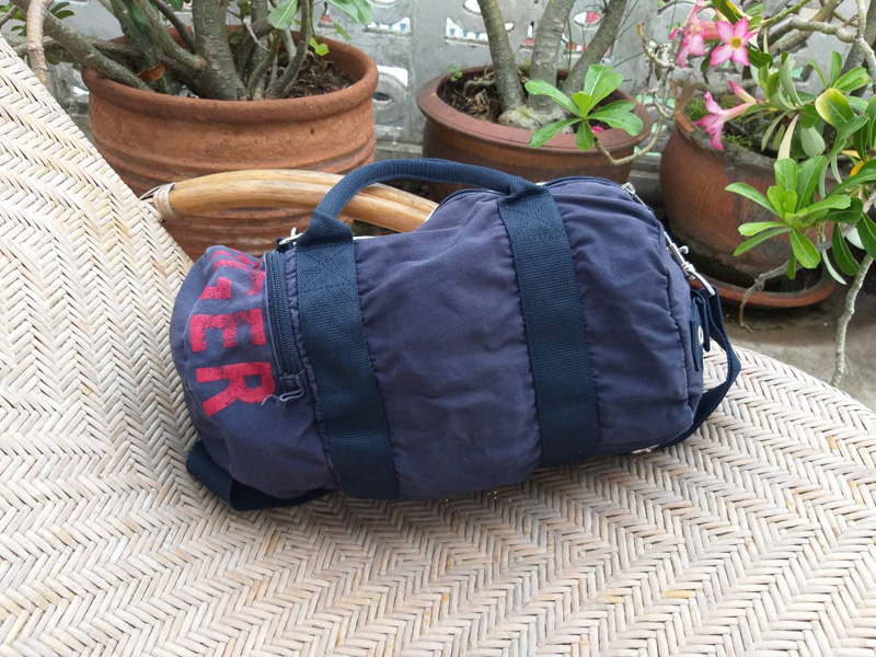 กระเป๋าทรงหมอน TOMMY ใบย่อมๆ น่ารัก