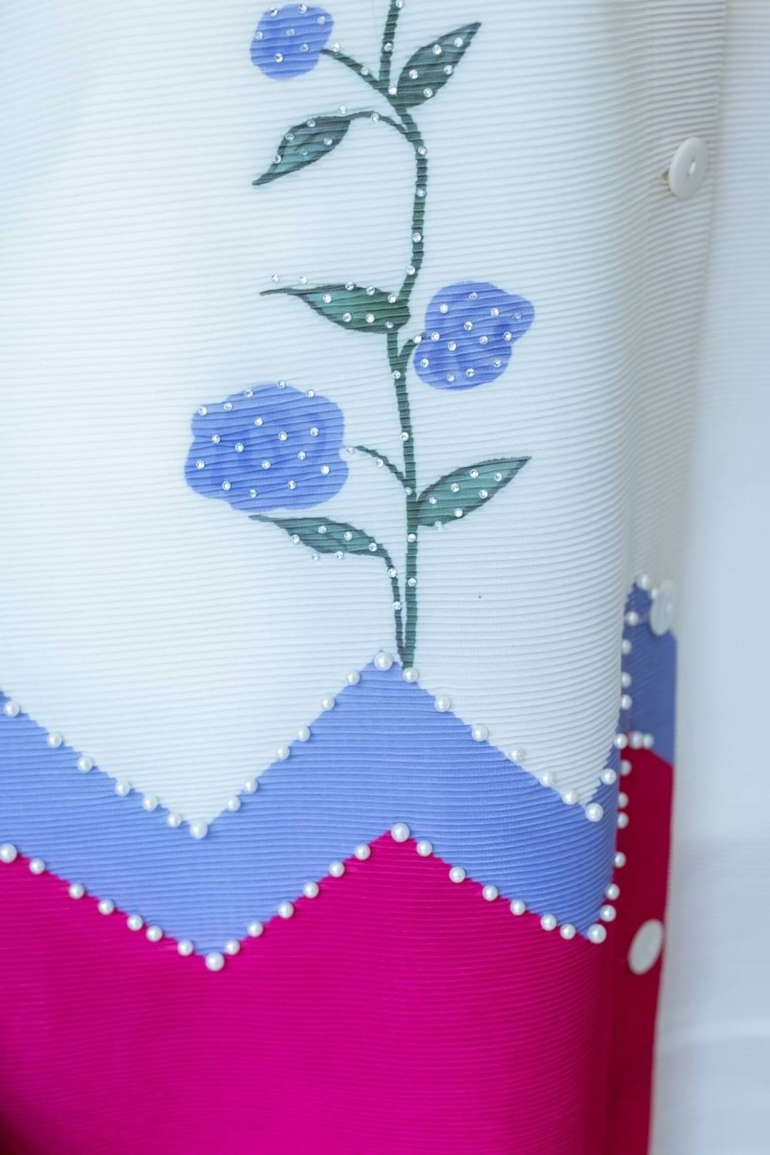 เดรสผ้าอัดพลีท Premium Pleatd Fabric ดีเทลสวยๆพิมพ์ลายประดับด้วยเพชรสุดหรู และมุก ใส่สบาย : สินค้าคุณภาพ (พร้อมส่ง)