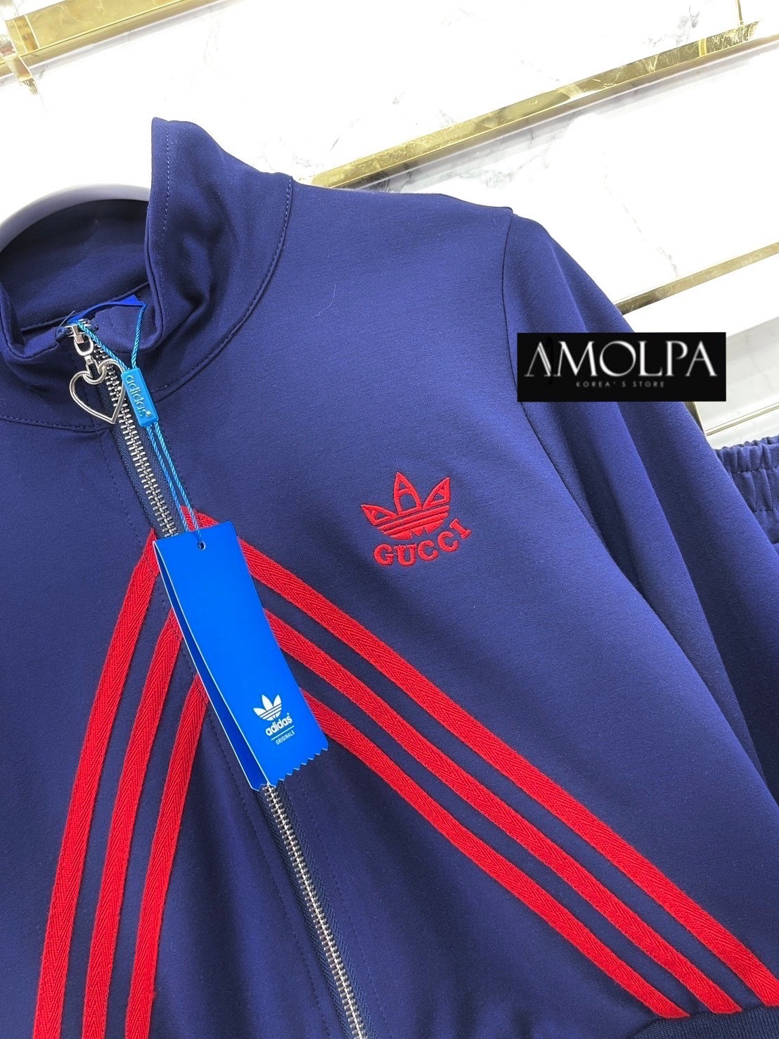 SET งานแบรนด์ แถบข้าง คอลเลคชั่นใหม่ ตัวเสื้อแต่งแถบแขนยาวซิปหน้า ปัก LOGO ที่หน้าอก มาพร้อมกางเกง ผ้าอย่างดี ใส่สบาย สินค้าคุณภาพ (พร้อมส่ง)