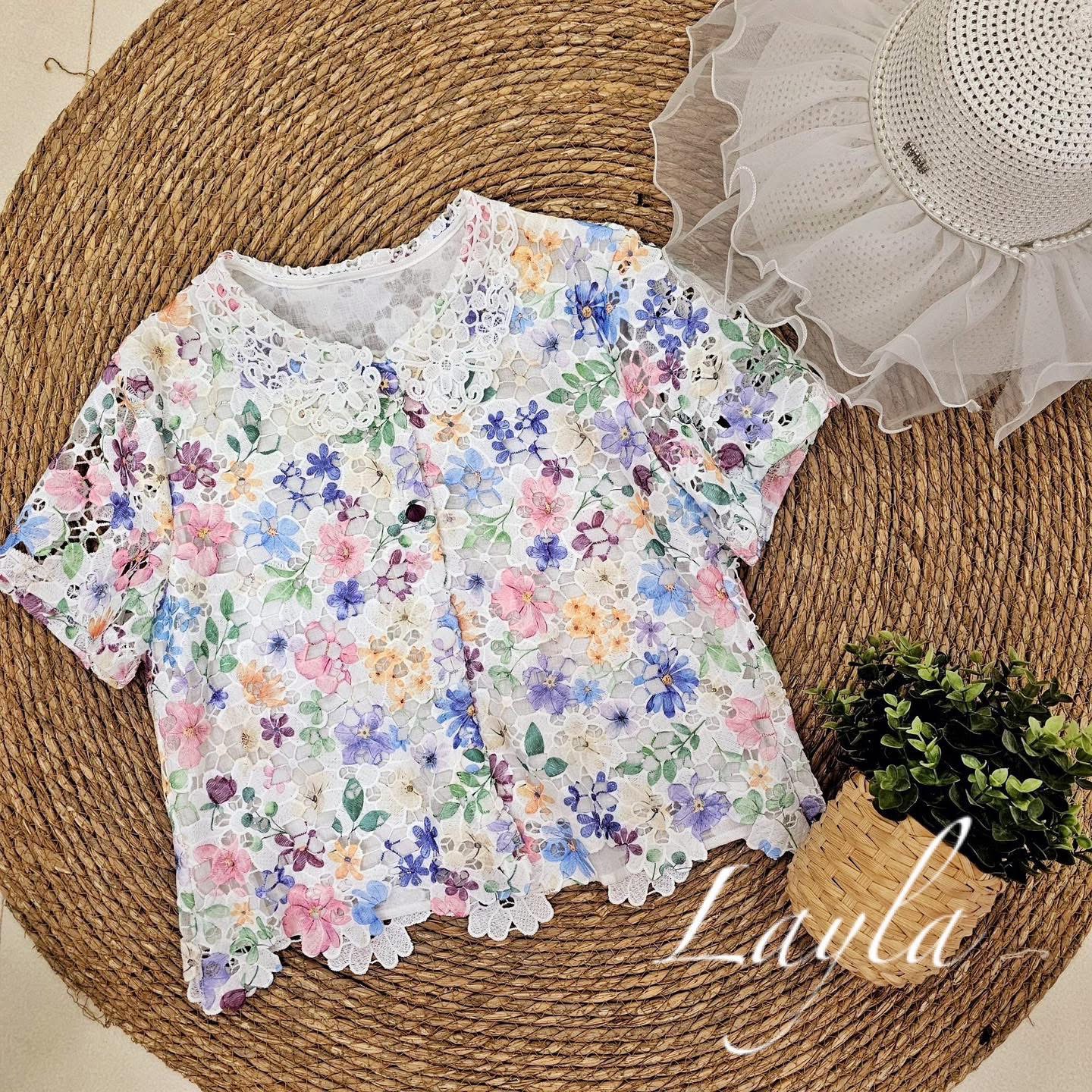 เสื้อเชิ้ตลูกไม้ลายดอกสีหวานๆ คอบัวผ้าลูกไม้สวยๆ งานปั้มกระดุมแบบดีงาม งานมีซับในตัวนะคะ ใส่สบาย : สินค้าคุณภาพ (พร้อมส่ง)