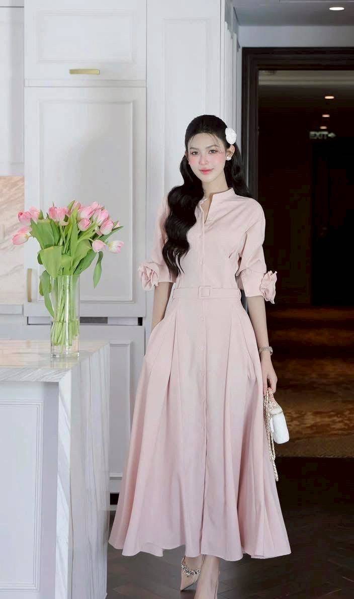 Maxiเดรสคอจีนแขนยาว สีขาว ทรงสวย มีเข็มกลัดดอกไม้3Dดอกใหญ่ที่ปลายแขน เพิ่มมิติให้กับชุด ช่งกระโปรงพริ้วสวย ด้านหน้าแต่งกระดุมเรียงยาวใช้งานได้จริง และมาคู่เข็มขัดใส่ปรับเข้ารูปให้ทรงสวย ใส่สบาย : สินค้าคุณภาพ (พร้อมส่ง)