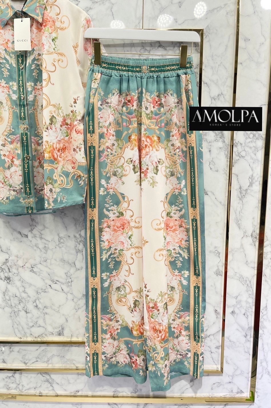 SET PAJAMAS GG งานใหม่ ตัวเสื้อ เป็นเชิ้ต GUCCI เด่นเป็นสง่า มาพร้อมกางเกง ขายาว ใส่เข้ากันลงตัว . สินค้าคุณภาพ (พร้อมส่ง)