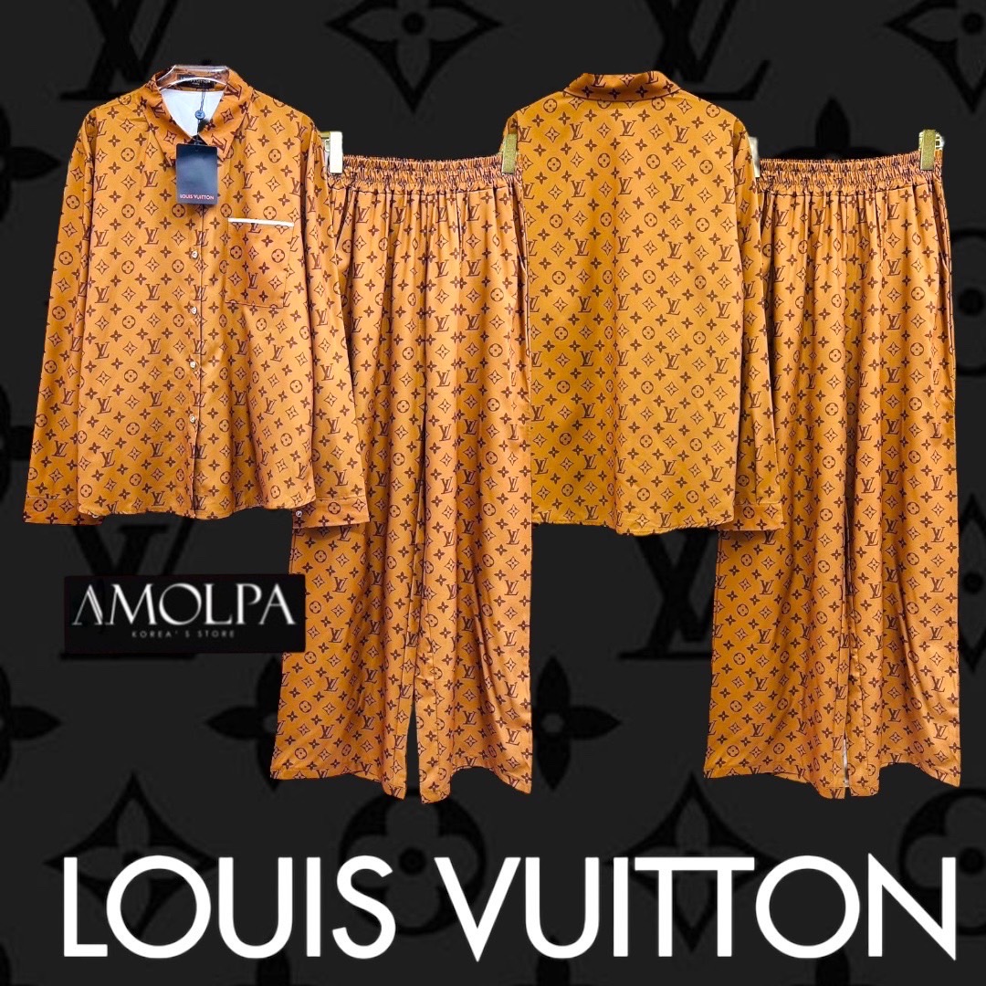 SET PAJAMAS LV งานใหม่ ตัวเสื้อเป็นเชิ้ต LOUIS VUITTON เด่นเป็นสง่า มาพร้อมกางเกงขายาว ใส่เข้ากันลงตัว งานน่ารักมาก ผ้าดี๊ดีย์ เนื้อผ้าดีมากๆค่ะค๊าลูกค้า ใส่แล้วเย็นๆ ใส่สบาย : สินค้าคุณภาพ (พร้อมส่ง)