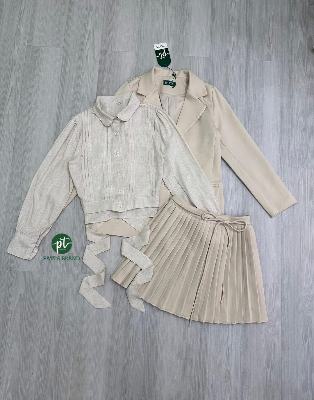 Set 3 ชิ้น เสื้อเชิ๊ตคอบัวแขนยาวด้านหน้ามีกระดุมใช้งานได้จริงและจับจีบที่ตัวเสื้อดีเทลสายผูกหลัง ผ้าผ้ามิลินไม่บาง มาคู่กับเสื้อคลุมสูทแขนยาว มีกระดุมหน้าและมีกระเป๋าล้วงได้เก๋ๆ มาพร้อมกับกระโปรงสั้น ใส่สบาย : สินค้าคุณภาพ (พร้อมส่ง)