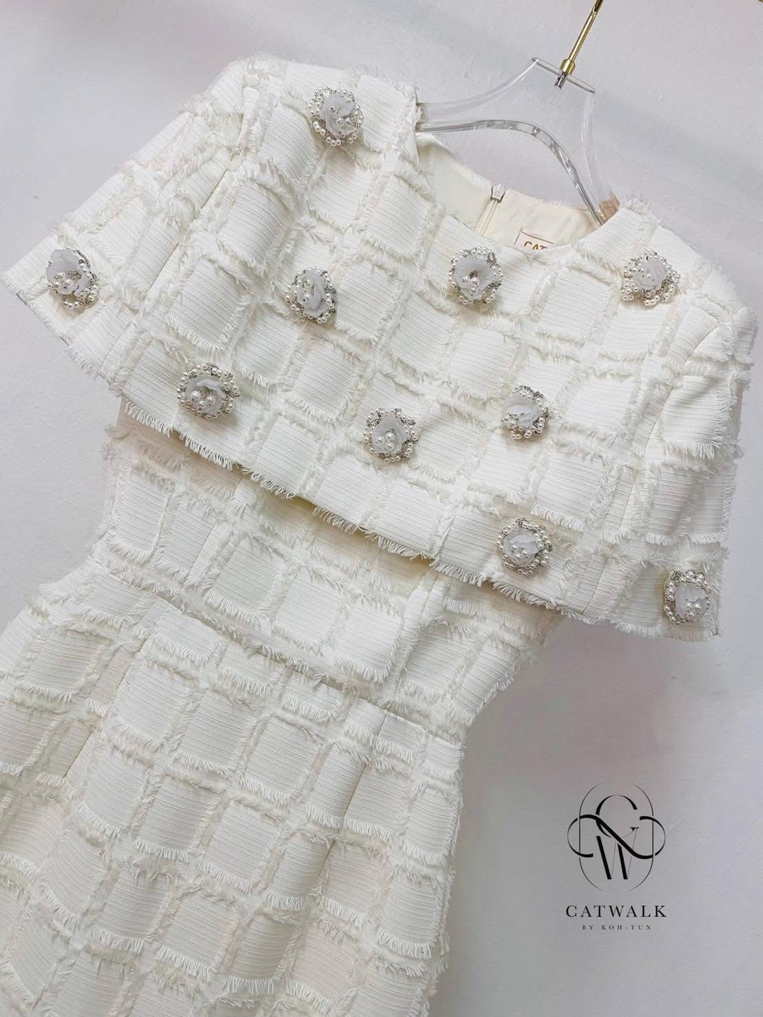 เดรสผ้าทอคลุมไหล่แต่ดอกไม้ เนื้อผ้าทอลายตารางเกรดเอ เนื้อนุ่มใส่สบาย ตัวชุดเป็นทรงเข้ารูป ใส่สบาย : สินค้าคุณภาพ (พร้อมส่ง)