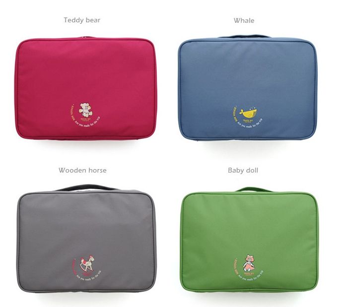 กระเป๋าจัดระเบียบเดินทาง, กระเป๋าจัดระเบียบเสื้อผ้า เสียบที่จับของกระเป๋าเดินทางได้ มีช่องใส่สองชั้นกั้นด้วยช่องตาข่าย ผลิตจากโพลีเอสเตอร์กันน้ำ