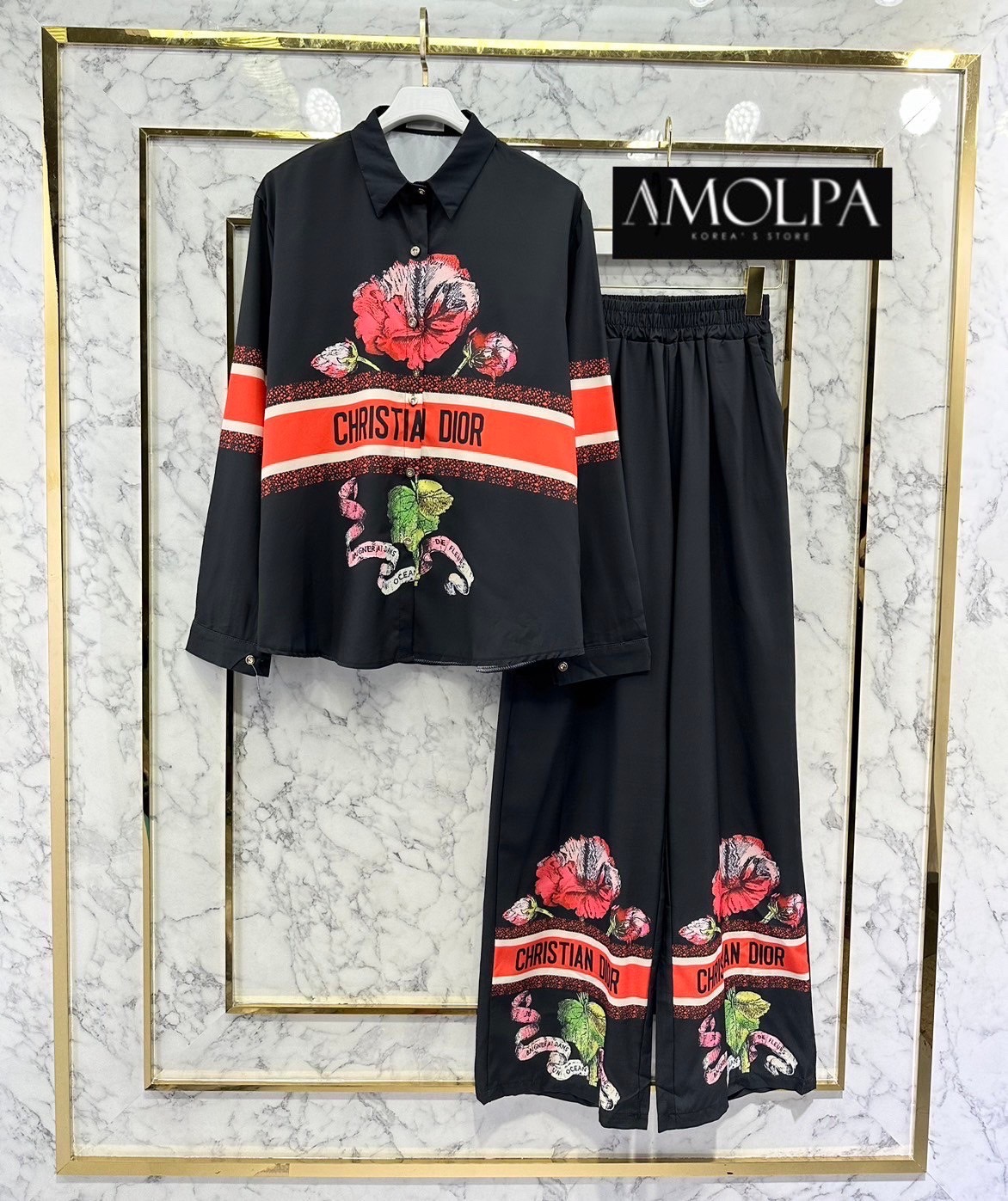 SET PAJAMAS DIOR งานใหม่ ตัวเสื้อเป็นเชิ้ต DIOR. เด่นเป็นสง่า มาพร้อม กางเกงขายาว ใส่เข้ากันลงตัว สินค้าคุณภาพ (พร้อมส่ง)