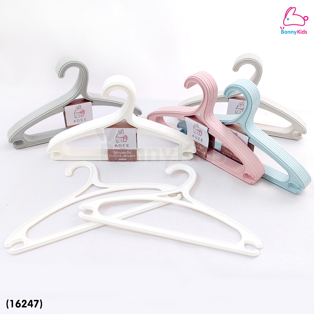 (16247) AdeeKids (อะดีคิดส์) Cloths Hanger ไม้แขวนเสื้อ ไม้แขวนเสื้อเด็ก พลาสติกพรีเมี่ยม (1 แพ็ค / 6 ชิ้น)