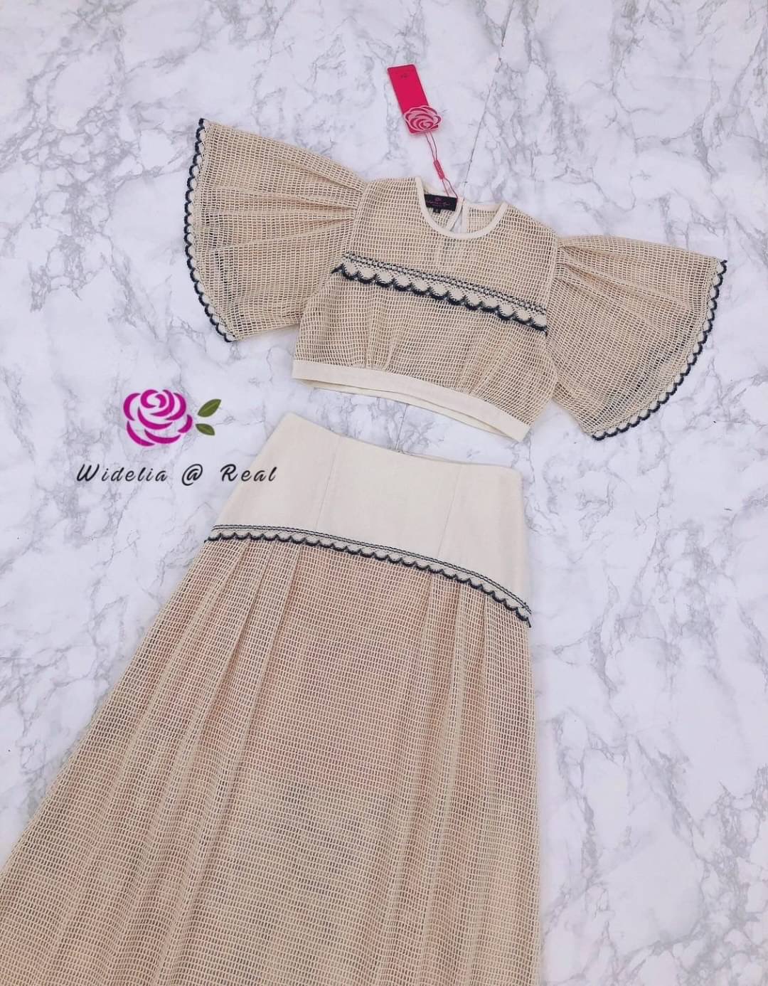 Set ::เซตเสื้อแขนบานตัวสั้นสวยทรงดี มีกิมมิคแต่งแถบลูกไม้สวย มาเข้าชุดกับกระโปรง ทรงเอบานงานเนื้อผ้าสวยเก๋: สินค้าคุณภาพ (พร้อมส่ง)