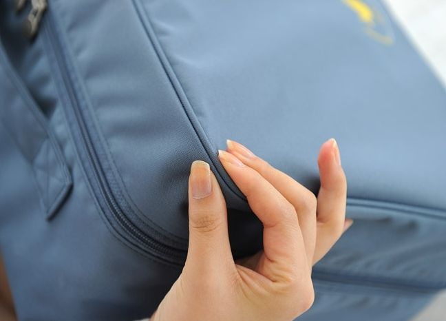 กระเป๋าจัดระเบียบเดินทาง, กระเป๋าจัดระเบียบเสื้อผ้า เสียบที่จับของกระเป๋าเดินทางได้ มีช่องใส่สองชั้นกั้นด้วยช่องตาข่าย ผลิตจากโพลีเอสเตอร์กันน้ำ