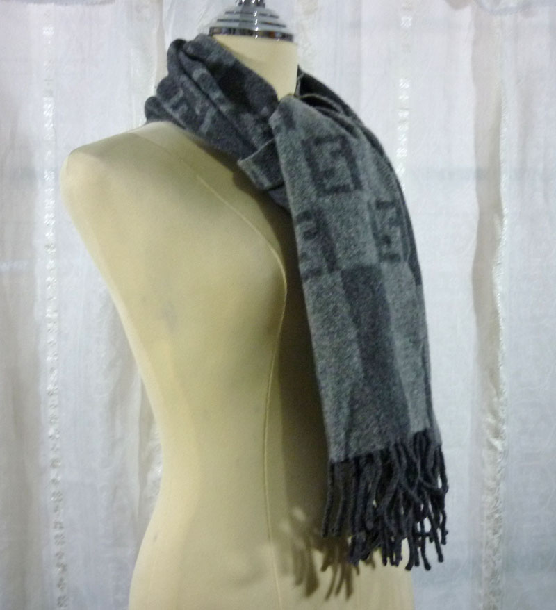 ผ้าพันคอ 100% wool FENDI เนื้อหนา อุ่นติดลบ