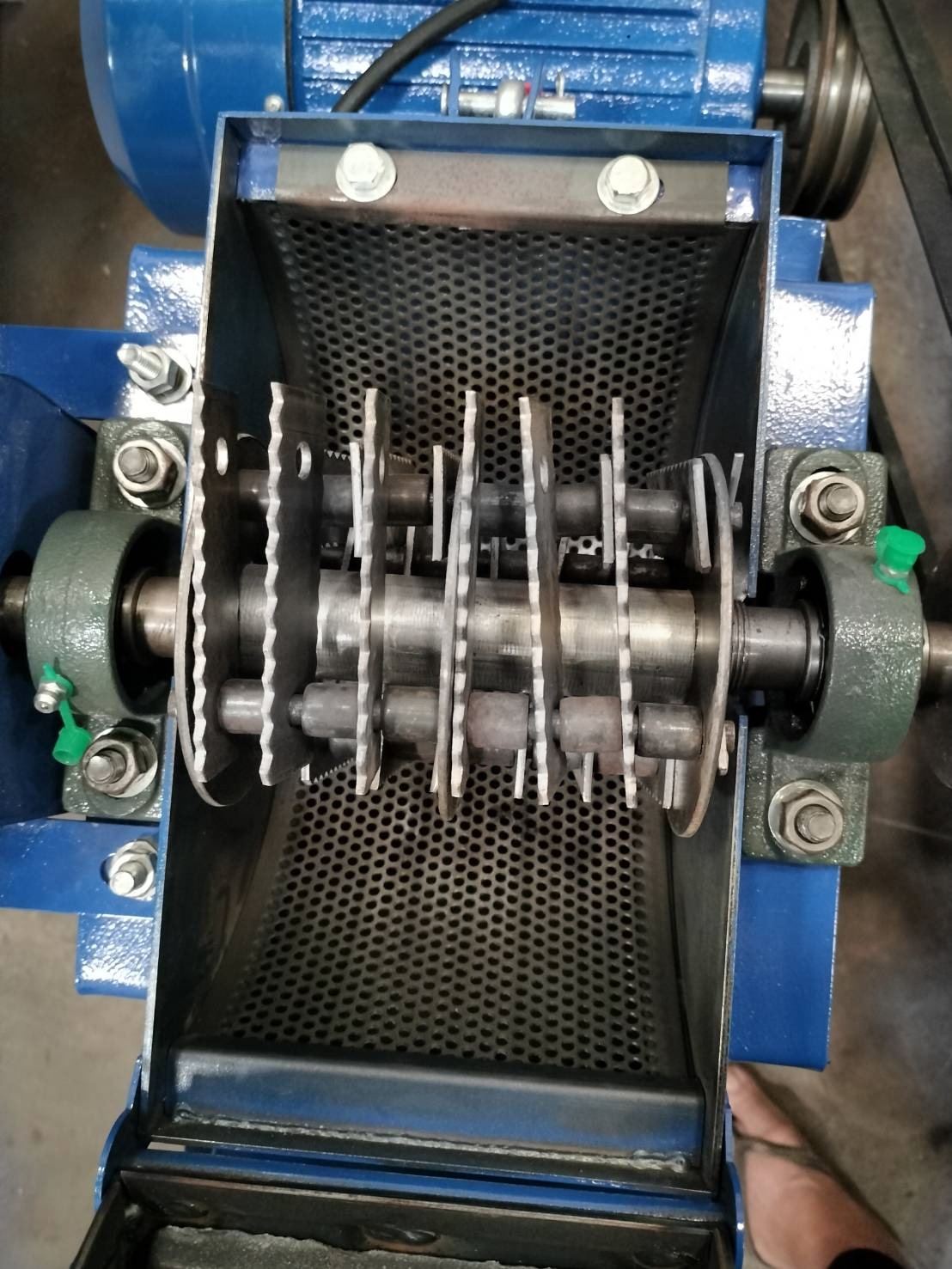 เครื่องตีป่น เครื่องบด พร้อมมอเตอร์ 3 แรงขดลวดทองแดง ติดตั้งเบรกเกอร์ ฟรีตะแกรงบด3ขนาด พร้อมส่ง มีหน้าร้าน รับประกัน1ปี