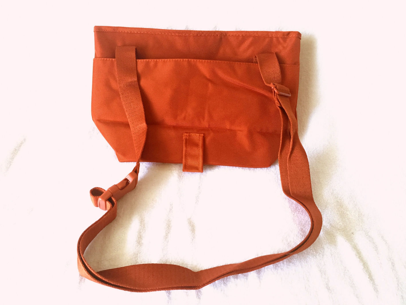 DINIWELL 2 Way MESSENGER BAG เป็นได้ทั้งสะพายข้าง-ไหล่ และสะพายหลัง ขนาดใหญ่ ใส่ได้ทั้งทำงาน ท่องเที่ยว ช่องเยอะ น้ำหนักเบา ผลิตจากไนล่อนคุณภาพสูง กันน้ำ มี 4 สีให้เลือก