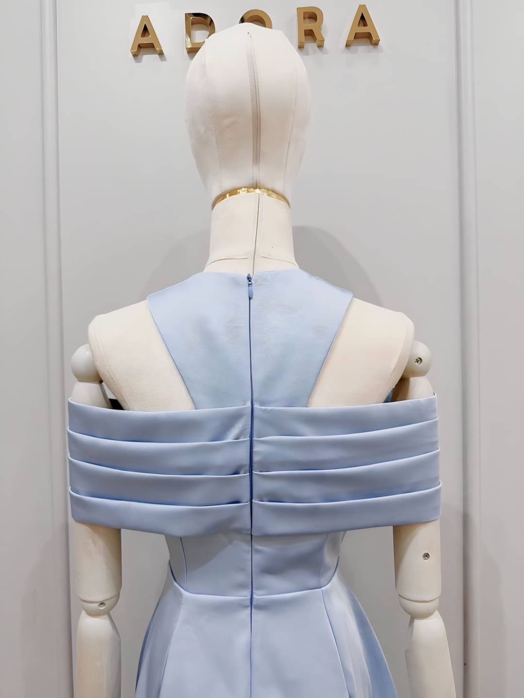 แม๊คซี่เดรสดีไซน์คอวีแบบไขว้แต่งดีเทลจับจีบช่วงอกกระโปรงทรงเอาบานสวิง ตัวเดรสใช่เนื้อผ้าเกรดพรีเมี่ยม มีน้ำหนักทิ้งตัวสวยๆ มีซับใน เป็นงานซิปหลัง ใส่สบาย : สินค้าคุณภาพ (พร้อมส่ง)