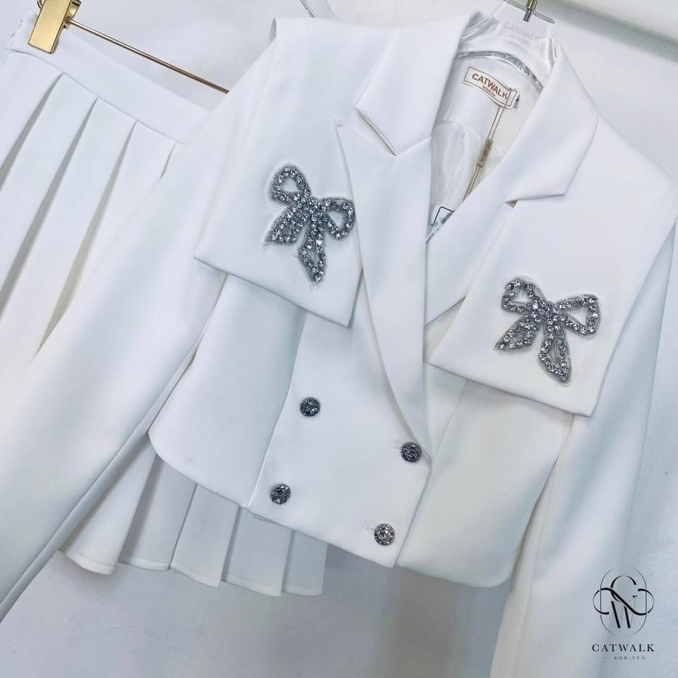 เซตเสื้อครอปสูทแต่งโบว์เพชร+กระโปรง จีบรอบ เนื้อผ้าเกรดเอ ใส่สบาย สินค้าคุณภาพ (พร้อมส่ง)