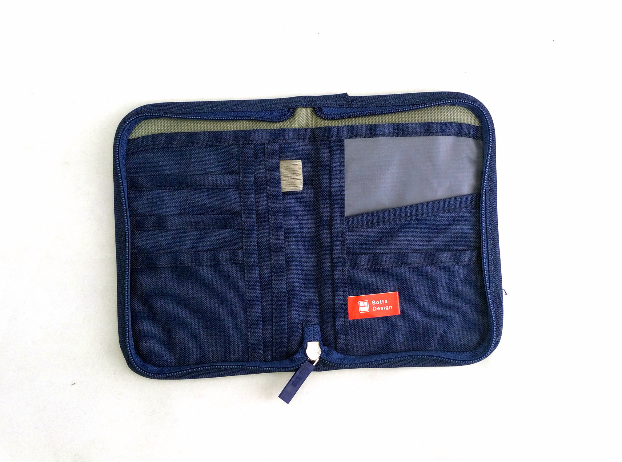 กระเป๋าใส่พาสปอร์ตสั้น กระเป๋าใส่หนังสือเดินทาง ขนาดกะทัดรัด ช่องเยอะ ใส่เอกสารสำคัญ ธนบัตร บัตรต่าง ๆ พกพาสะดวก ผลิตจากโพลีเอสเตอร์กันน้ำ คุณภาพดี