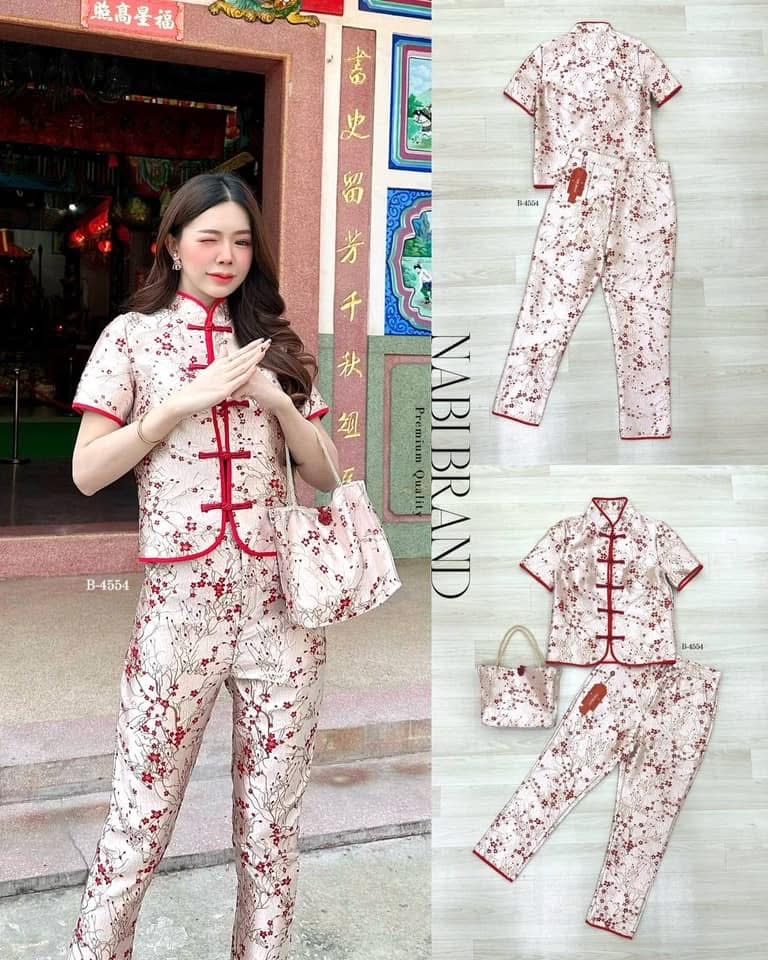 Set 3 ชิ้น รับอั๋งเปา เสื้อผ้าทอแขนสั้น กระดุมจีน กุ้นสีแดง และ กางเกงขายาว กุ้นสีแดง ลายสวยมากก กางเกงซิบหน้า และจัดเต็มด้วยกระเป๋า ถือรับซอง ใส่สบาย : สินค้าคุณภาพ (พร้อมส่ง)