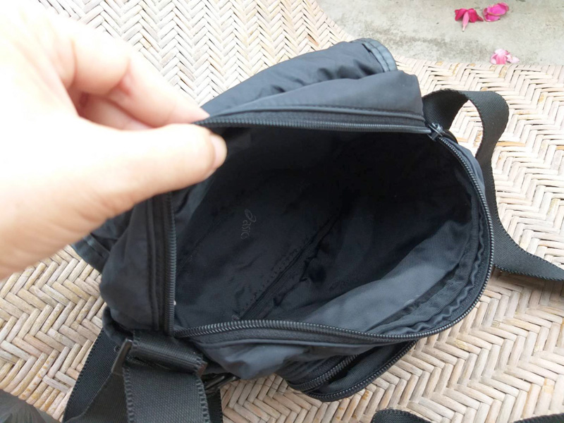 กระเป๋าสะพายใบย่อม asics (ของใหม่)