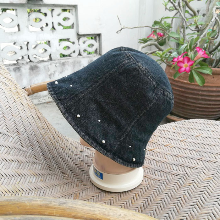 หมวกปีกกว้างผ้ายีนส์สีดำแต่งลูกปัด