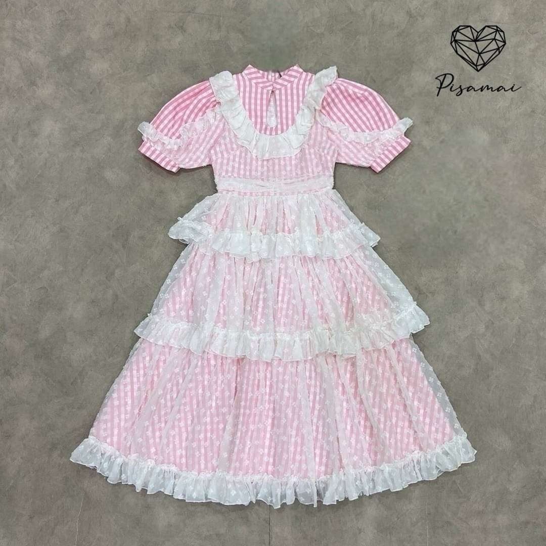 เดรสลายสก็อตสีชมพูตัวยาวแต่งระบาย ลูกไม้ฉลุสีขาวคลุมทั้งตัว เป็นทรงระบายซ้อนถึง 3 ชั้น รุ่นนี้ผ้าดีใส่สวย ฟูฟ่อง เป็นทรง ใส่สบาย : สินค้าคุณภาพ (พร้อมส่ง)